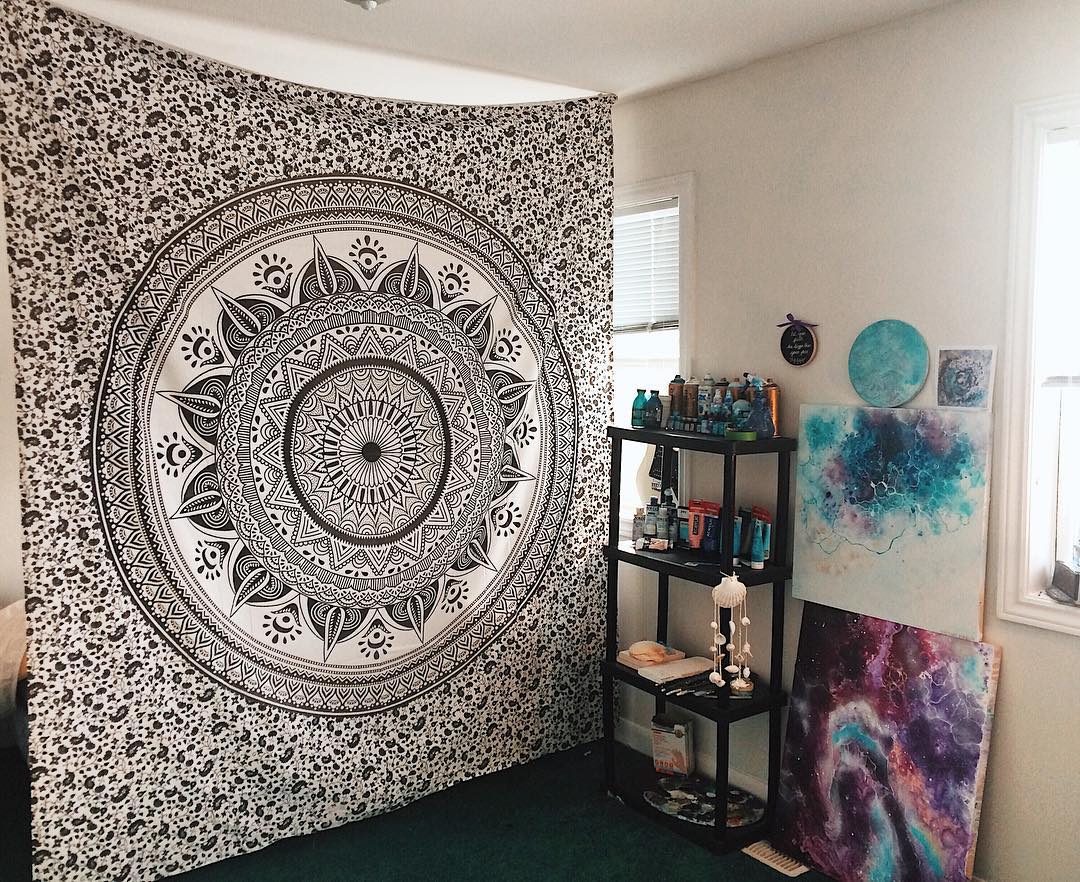 Making my studio space my own 💛 I'm so excited to start my next piece surrounded by this space! 🎨🌙 I think the place in which you create has such an influence on your process 🌞