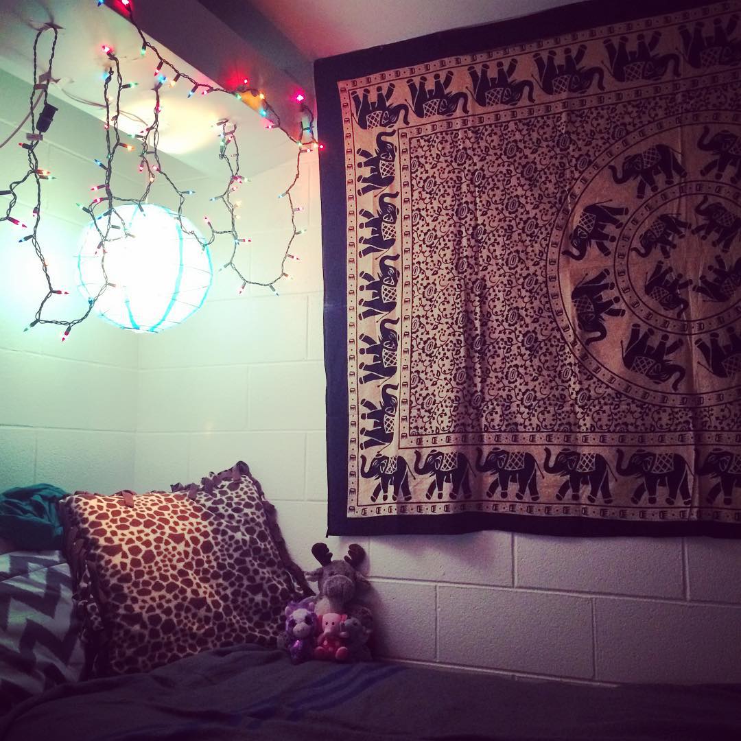 Tapestries from @royalfurnish make the perfect decor for a dorm room!