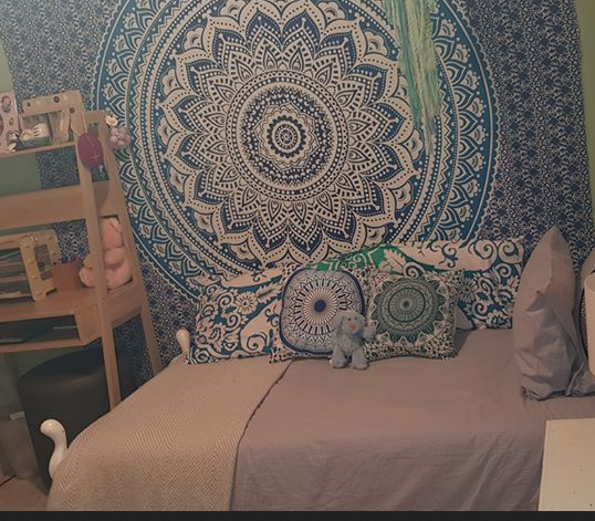 Extremely happy with my purchase my daughter's room transformed. Very affordable and fast delivery. Love your work!